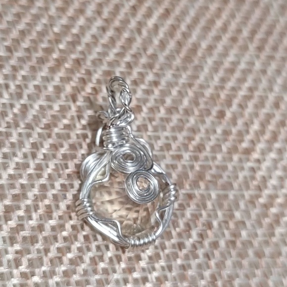 Yellow Labradorite Eye Wrapped in Sterling Pendant - Picture 6 of 14